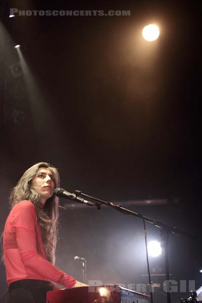 JULIA HOLTER - 2018-12-05 - PARIS - Petit Bain - 